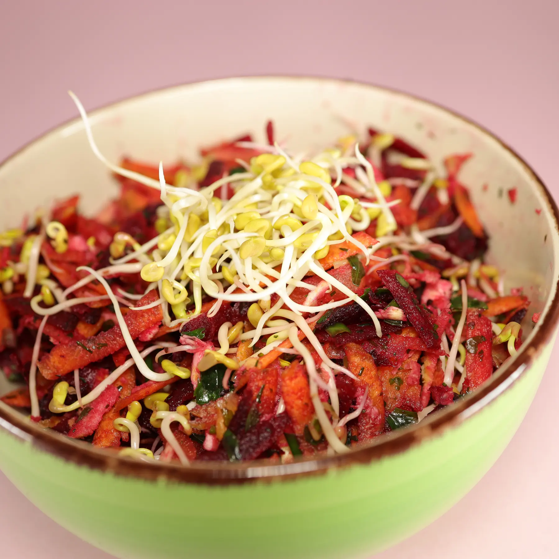 Salad with fenugreek sprouts